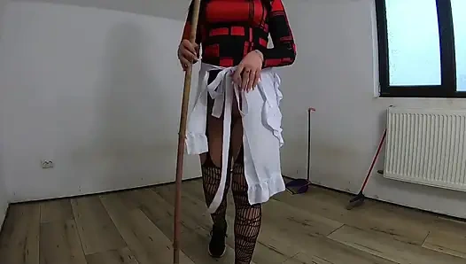 Erkek delisi hizmetçi terk edilmiş bir evi temizlerken süpürge ve paspasla mastürbasyon yapıyor