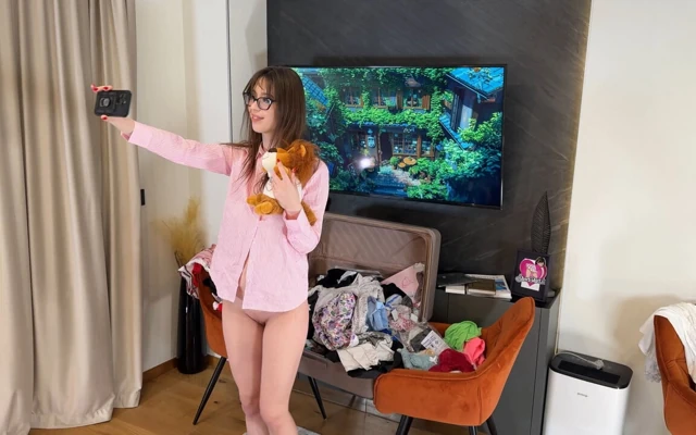 Ateşli seksi uzun bacaklı üniversite öğrencisi üniversite öğrencisi kız kısa etek ve iç çamaşırlı külot ve külotsuz
