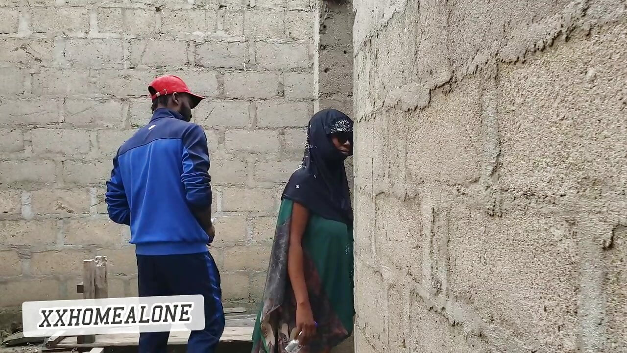 Bir şantiyede büyük memeli Nijeryalı sürtük lanet.