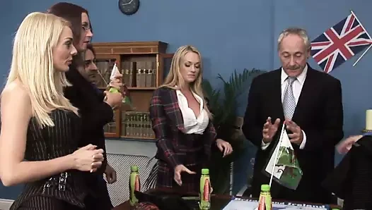 Üç fıstık bağımsızlık gününü kutlamak için iki adamı sikiyor