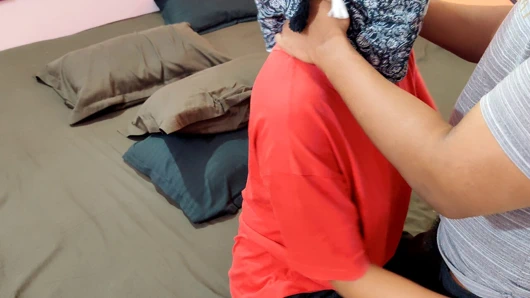 Sapık Adam Masum Genç Asyalı MILF Doggystyle'ı Sikiyor.