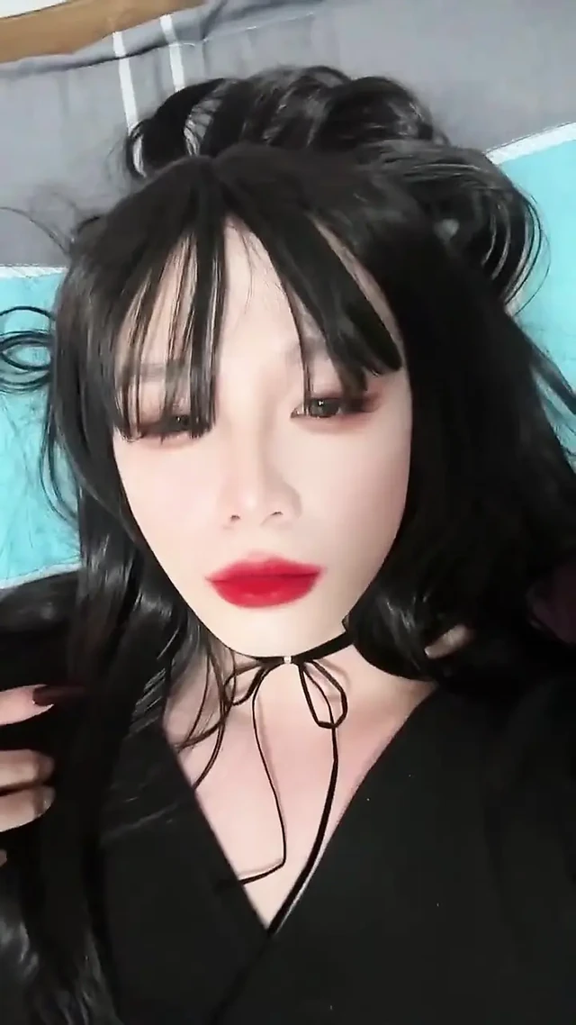 Kızgın yavru kedi siyah kıyafetlerime büyük miktarda boşalma atıyor ve hiç duramıyor