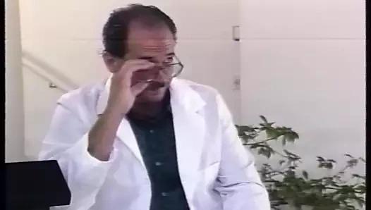 Çok büyük meme uçları var - onları emmeyi ve ısırmayı denemek istiyorum