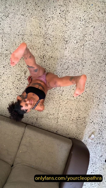 Молодая латина трясет большой задницей, слитая в сеть 💓 #ceilingchallenge