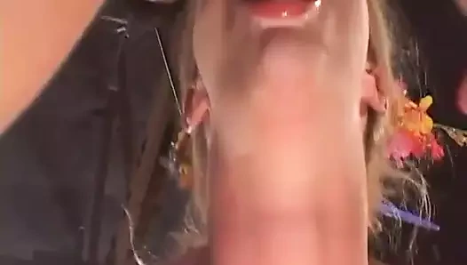 Muhteşem bir sarışın götüne bir yarak alıyor ve ağzına döl sıkıyor