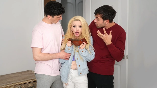 Сводные брата заполняют тугую жопу Lola Fae толстыми членами в грубом анальном тройничке