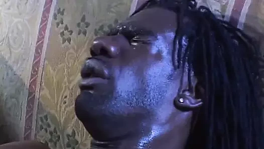 Güzel sarışın sürtük kanepede siyah çük ile dolu onu almak için seviyor