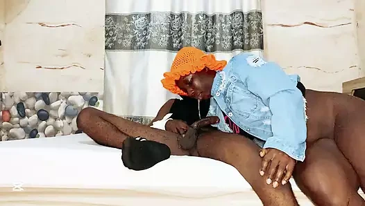 Karımın üvey kız kardeşi prezervatif kullanmamamı söylüyor, yaramaz bir sakso çektikten ve kovboy kıza bindikten sonra içime boşalmamı hissetmek istiyor