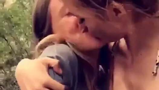 Bella thorne lezbiyen kız arkadaşını öpüyor