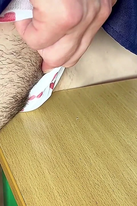 Minyon bir genç kızın tek başına sürtünmesi, sürtünmeden orgazm yaşadı ve masaya aktı
