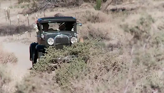 Çekici bayanlar barda grup seks yapıyor