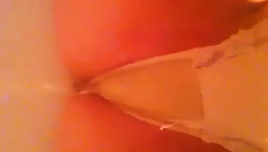 kız arkadaşı güç pissing içinde the küvet