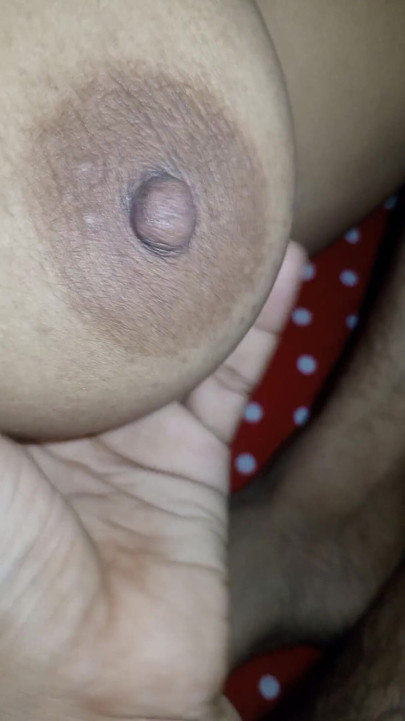 Geceleri, üvey anne Nadia üvey oğlunun penisini emiyor