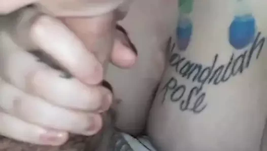 Büyük beyaz yarağını emiyor ve kocamı aldatıyor