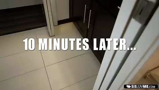 Ateşli genç kız mutfakta sikiliyor