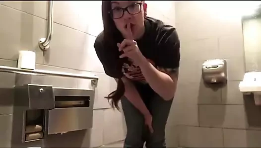 Hızlı umumi tuvalette mastürbasyon gösterisi