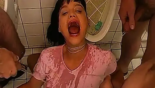 İlk kez işeme ve boşalma bukkake ve vintage klip ggg John Thompson'ı yutuyor