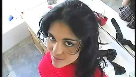 Ateşli latin kız amını ve ağzını dölle dolduruyor