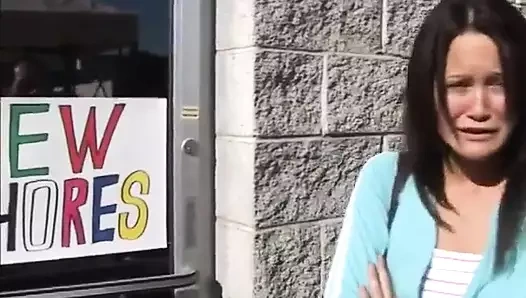 Ateşli kaltak döllenmeden önce amına ve göt deliğine kalın bir yarak alıyor