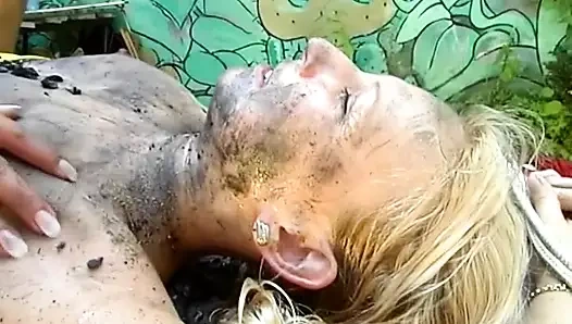 Köle kızlar çöp!