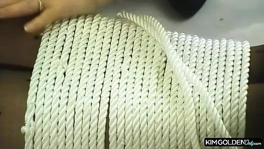 Sinnliche Bondage mit prallen Bruesten