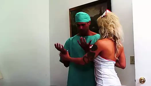 Dövmeli hemşire Brooke Haven amını parmaklatıyor ve döl yutuyor