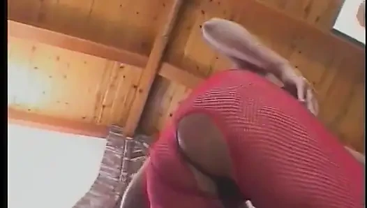 Ateşli büyük memeli esmer bebek üç koca yaraklı adama tüm deliklerini genişlettiriyor