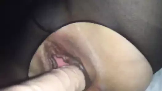 Karım parmaklar ve sikikleri ona sulu kedi