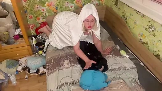 Beyaz elbiseli kraliçe boşalana kadar travesti bebeğin yarağıyla mastürbasyon yapıyor