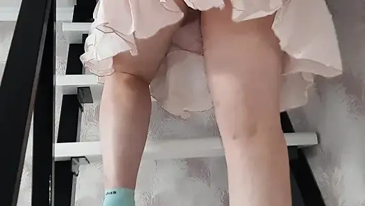 Üvey annem temizlerken, kıllı amına bakıyorum.