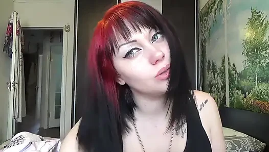 Küçük ve büyük fırçayla ve uzun tırnaklarla saçımı fırçalıyorum