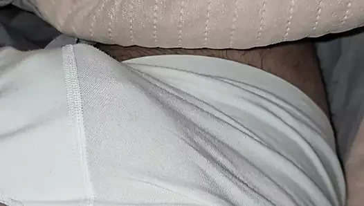 Üvey anne üvey oğluna iç çamaşırının altında yarakla mastürbasyon yapıyor