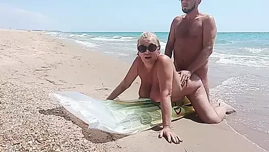 Yine üvey annesini plajda sik