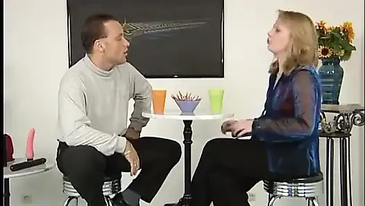 Seksi sarışın canavar bir yarağı emiyor ve sonra tıraşlı amına sokuyor