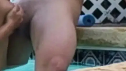 Brandon'ın havuz başı solo seansı