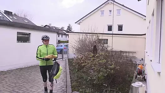 Güzel zenci yaşlı bir bisikletçinin sikini emiyor ve sikiyor