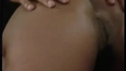 Azgın orta yaşlı seksi kadın patlamalı orgazm için damlayan amını parmaklıyor
