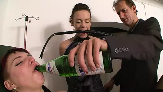 İki ateşli lezbiyen ve bir adamla ateşli üçlü bdsm