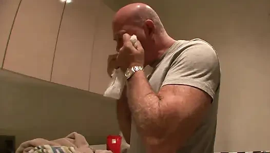 Sıska genç esmer yaşlı bir domuz tarafından sert sikiliyor