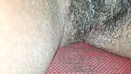 Kırmızı elbiseli Asyalı güzellik