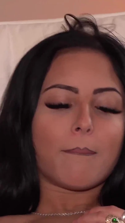 Ateşli üvey kız kardeşimin ilk porno videosu