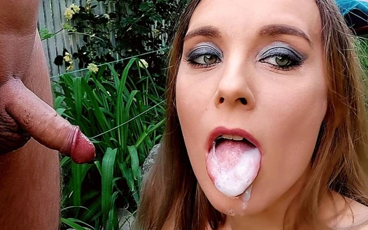 Açık havada ıslak sakso, çok fazla tükürme, salya akıtma ve oral dölleme, yakın çekim