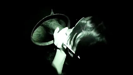 İnek gözlüklü kız zafer deliğinde darbeler