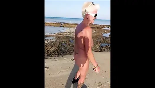 Sahilde sadece yürüyüş