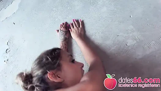 Halka açık bakış açısı! Güzel büyük kahverengi gözlü orta yaşlı seksi kadın Danka Diamond açık havada sikiliyor!