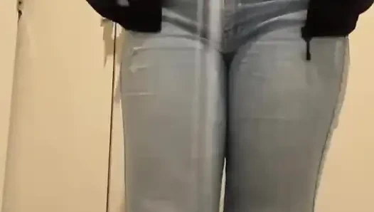 Büyük götlü kız herkesin içinde sallanıyor