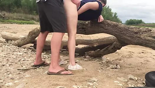 Eşi ile parkta nehir kenarında Quickie