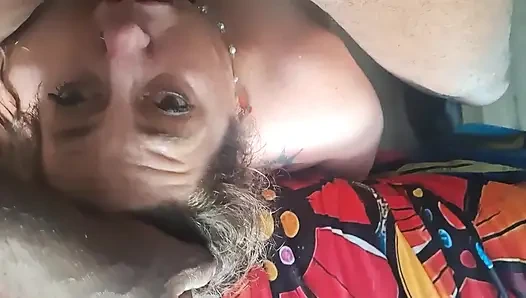 İri güzel kadın itaatkar sürtük büyük zenci yarağı tarafından sert bir şekilde yüzünü sikiyor