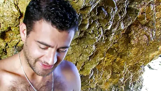 Muhteşem esmer plajda büyük bir yarak emiyor ve sikiliyor