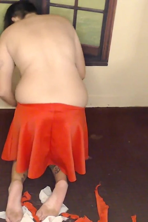 Abby seksi üstteki eteği yırtıyor